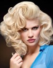 Blonde retro Frisur mit Locken