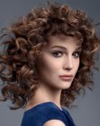Mittellanges Haar mit Ringellocken