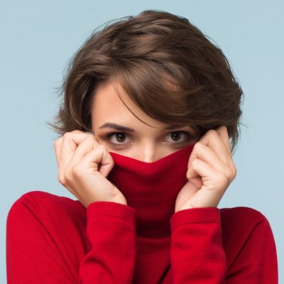 Frau mit Rollkragenpullover